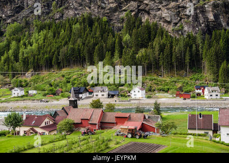 Vue vers le bas à de vieux riverside village avec Flam vieille église dans la vallée de Flåmsdalen vu depuis le chemin de fer. Flam, Aurland, Norvège, Scandinavie, Europe Banque D'Images