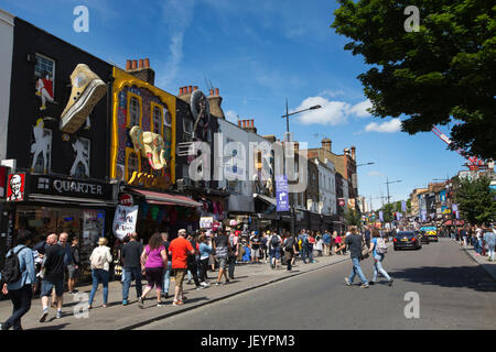 Camden High Street, les piétons bénéficiant d'une journée ensoleillée le long de la populaire rue haute, au nord-ouest de Londres, Angleterre, Royaume-Uni Banque D'Images