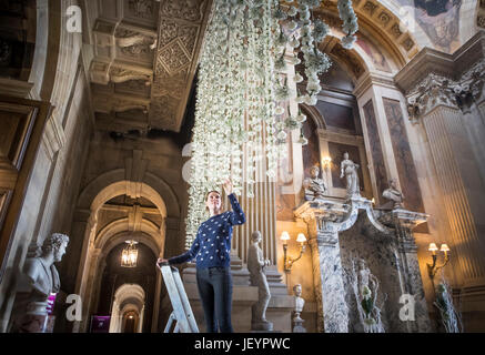 Castle Howard Cooke Hannah employé met la touche finale à un oewaterfall « &acirc ;&acirc ; 3000€ d'oeillets blancs dans la grande salle de l'avant du château Howard en fleurs fête des fleurs dans le Yorkshire. Banque D'Images