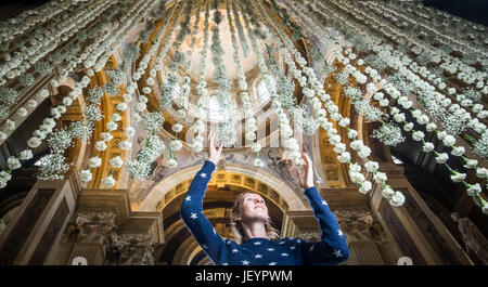 Castle Howard Cooke Hannah employé met la touche finale à une cascade &Ograve;&Oacute ; de 3000 oeillets blancs dans la grande salle de l'avant du château Howard en fleurs fête des fleurs dans le Yorkshire. Banque D'Images