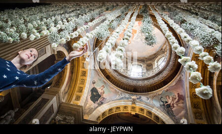 Castle Howard Cooke Hannah employé met la touche finale à une cascade &Ograve;&Oacute ; de 3000 oeillets blancs dans la grande salle de l'avant du château Howard en fleurs fête des fleurs dans le Yorkshire. Banque D'Images