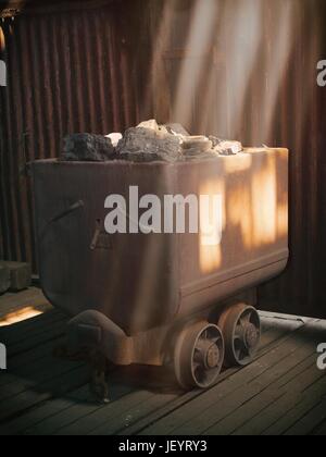 Old rusty chariot avec les mineurs de charbon Banque D'Images