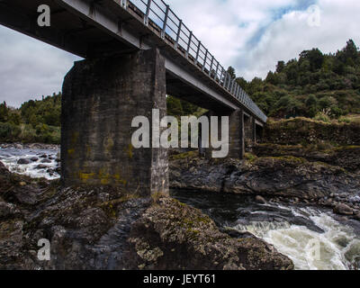 Pont de la rivière whakapapa, Owhango, Ruapehu District, Ile du Nord, Nouvelle-Zélande. Ce pont donne accès à la forêt de Tongariro, la conservation des terres, hun Banque D'Images