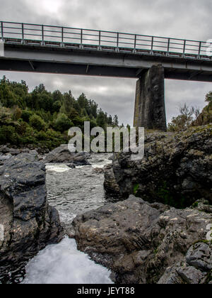 Pont de la rivière whakapapa, Owhango, Ruapehu District, Ile du Nord, Nouvelle-Zélande. Ce pont donne accès à la forêt de Tongariro, la conservation des terres, hun Banque D'Images