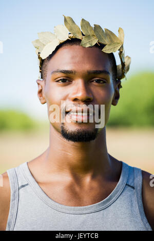 Athlète confiante wearing wreath Banque D'Images