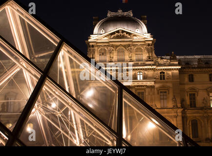 Vue de nuit sur la pyramide de verre au musée du Louvre (Musée du Louvre). Ancien palais historique énorme collection d'art de logement, à partir de sculptures romaines de da Vinci Banque D'Images