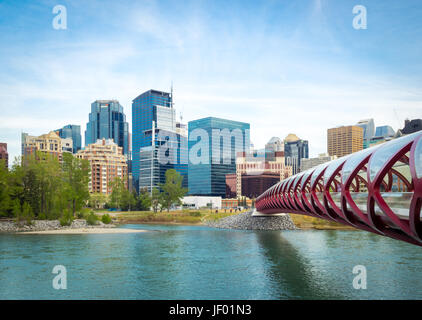 Une vue sur le pont de la paix (conçue par Santiago Calatrava) et les toits de Calgary, Alberta, Canada. Banque D'Images