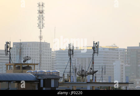 Vue de dessus avec des antennes paraboliques urbaine sur les toits Banque D'Images