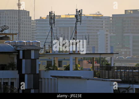 Vue de dessus avec des antennes paraboliques urbaine sur les toits Banque D'Images