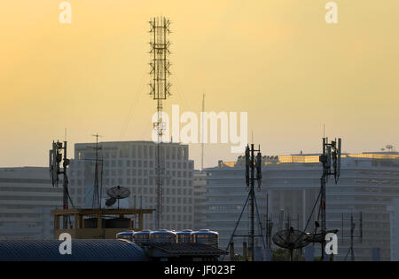 Vue de dessus avec des antennes paraboliques urbaine sur les toits Banque D'Images