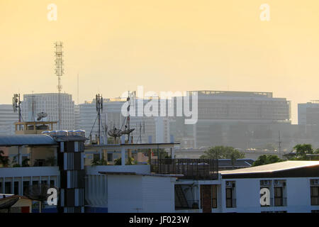 Vue de dessus avec des antennes paraboliques urbaine sur les toits Banque D'Images