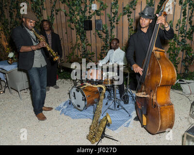 New York, États-Unis. 26 Juin, 2017. Stacy Dillard (L) jazz band Brooklyn cercle fonctionne à cocktails et de Conversation en fête avec morceau & Co sur Bowery Jardin. Crédit : Lev Radin/Pacific Press/Alamy Live News Banque D'Images