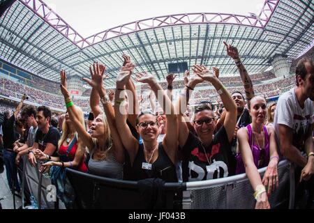 Milan, Italie. 27 Juin, 2017. La foule du groupe de rock électronique anglais Depeche Mode en photo sur scène comme ils font à San Siro à Milan, Italie. Credit : Roberto Finizio/Pacific Press/Alamy Live News Banque D'Images