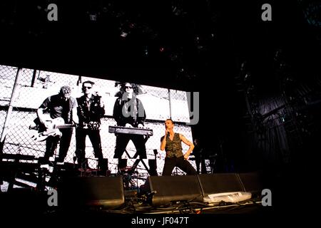 Milan, Italie. 27 Juin, 2017. Le groupe de rock électronique anglais Depeche Mode en photo sur scène comme ils font à San Siro à Milan, Italie. Credit : Roberto Finizio/Pacific Press/Alamy Live News Banque D'Images