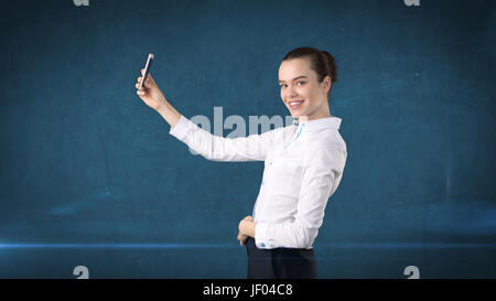 Beau bureau femme en jupe blanche souriant à son téléphone un tir mobe. selfies Concept d'entreprise. Studio isolé arrière-plan. Banque D'Images