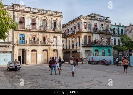 La Havane, Cuba - 12 décembre 2016 : les gens dans les rues de la Vieille Havane, Cubaa Banque D'Images