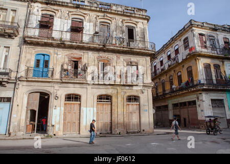 La Havane, Cuba - 12 décembre 2016 : les gens dans les rues de la Vieille Havane, Cuba Banque D'Images