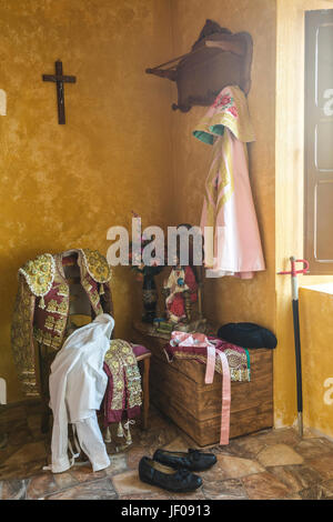 J'ai apporté du toréador sur une vieille chaise, stade de la tauromachie classique andalou d'intérieur de maison, en Andalousie, Espagne Banque D'Images