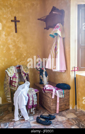 J'ai apporté du toréador sur une vieille chaise, stade de la tauromachie classique andalou d'intérieur de maison, en Andalousie, Espagne Banque D'Images