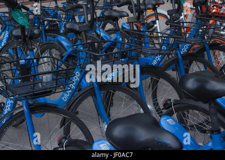 Des vélos à Public rues de Shenzhen, Guangdong, en république populaire de Chine ; bleu go go - bluegogo - opérateur des vélos bleus Banque D'Images