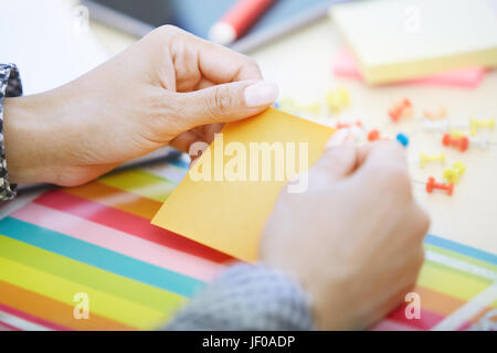 Woman at office holding images Banque D'Images