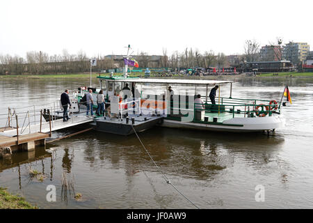Ferry sur l'Elbe à Magdebourg Banque D'Images