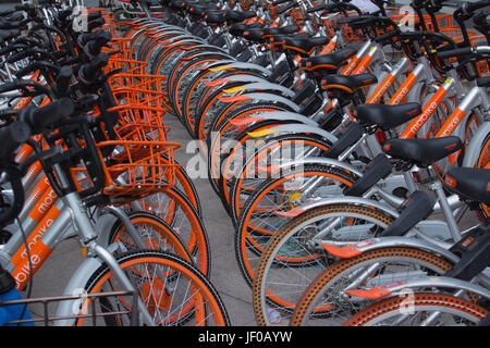 Des vélos à Public rues de Shenzhen, Guangdong, en république populaire de Chine ; l'opérateur Moovit - gris aluminium orange et bicyclettes Banque D'Images