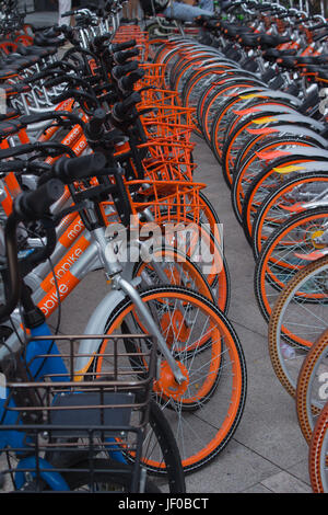 Des vélos à Public rues de Shenzhen, Guangdong, en république populaire de Chine ; l'opérateur Moovit - gris aluminium orange et bicyclettes Banque D'Images