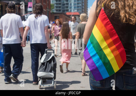 Toronto, Canada - 24 juin 2017 : GayPride spectateur exerçant son drapeau gay Arc-en-ciel pendant la Parade de la Fierté de Toronto en 2017 Banque D'Images