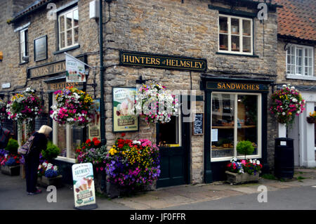 Les chasseurs d'Helmsley (élu meilleur petit Shop in UK 2015) dans la ville de marché de Helmsley, Ryedale, Parc National des North Yorkshire Moors, England, UK. Banque D'Images