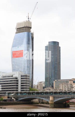 Un Blackfriars (à gauche, en construction) et le South Bank Tower à Londres, en Angleterre. Banque D'Images