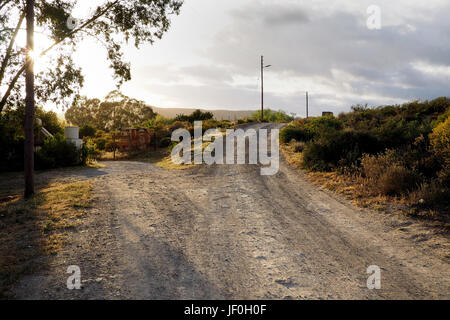 Une fourchette dans la route sur un chemin de terre dans la campagne Banque D'Images