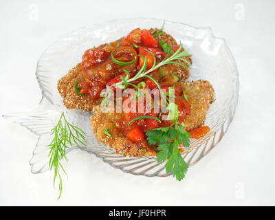 Hareng Poisson frit avec sauce tomate sur une plaque Banque D'Images