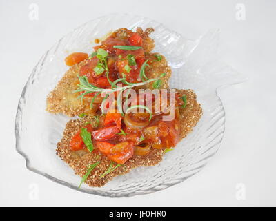 Hareng Poisson frit avec sauce tomate sur une plaque Banque D'Images