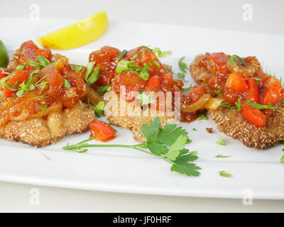 Hareng Poisson frit avec sauce tomate sur une plaque Banque D'Images