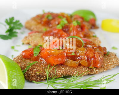 Hareng Poisson frit avec sauce tomate sur une plaque Banque D'Images