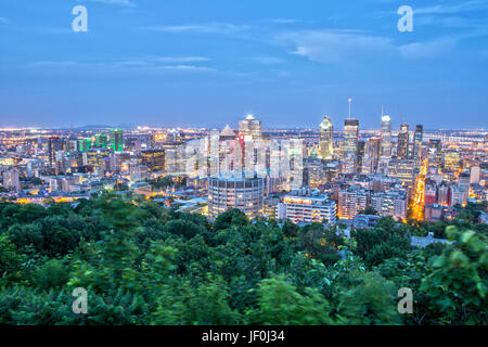 Le centre-ville de Montréal, du mont Royal dans la nuit Banque D'Images