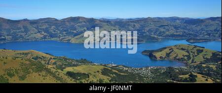 Akaroa Harbour et les montagnes environnantes Banque D'Images