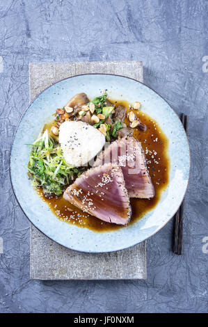 Tataki de thon avec légumes et Sushi Onigri Banque D'Images