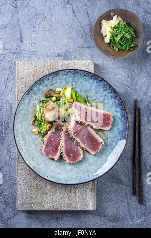 Tataki de thon avec légumes Banque D'Images