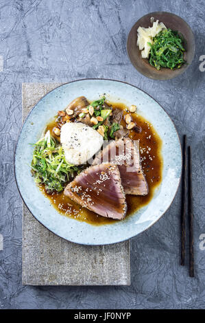 Tataki de thon avec légumes et Sushi Onigri Banque D'Images