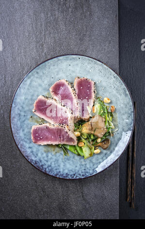 Tataki de thon avec légumes Banque D'Images