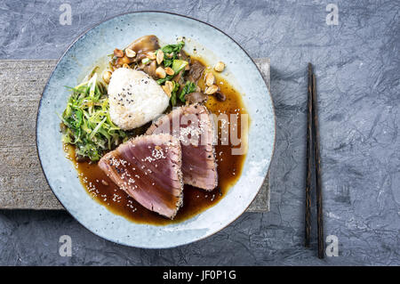 Tataki de thon avec légumes et Sushi Onigri Banque D'Images