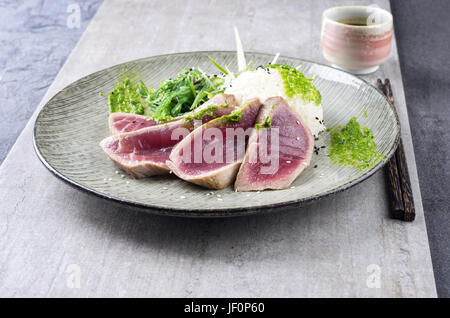 Tataki de thon avec du riz et de wakame Banque D'Images