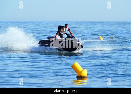 Homme monté sur un jet ski, Marbella, Province de Malaga, Andalousie, Espagne, Europe de l'Ouest. Banque D'Images