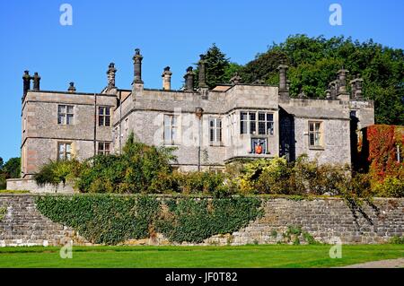 Vue avant de Tissington Hall, Tissington, Derbyshire, Angleterre, Royaume-Uni, Europe de l'Ouest. Banque D'Images