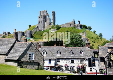 Vue sur château de Corfe vu au-dessus de la Greyhound Pub, Corfe, Dorset, Angleterre, Royaume-Uni, Europe de l'Ouest. Banque D'Images