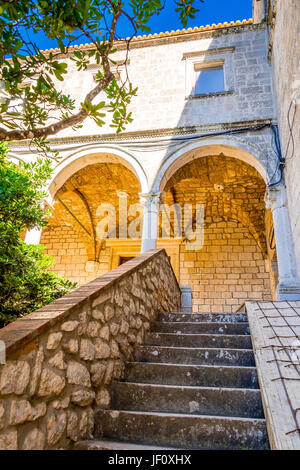 Les colonnes en face du portail de l'église de l'église Sainte-Marie et du monastère bénédictin. Mljet, Croatie Banque D'Images