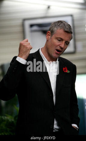 Zac Goldsmith parle aux électeurs de Kingston Upon Thames dans sa tentative de devenir député de la circonscription de Richmond Park. Image éditoriale Banque D'Images