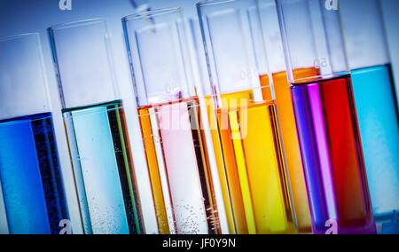 Groupe des tubes d'essai remplis de liquides colorés dans un laboratoire. La science de la chimie et de l'équipement. Banque D'Images